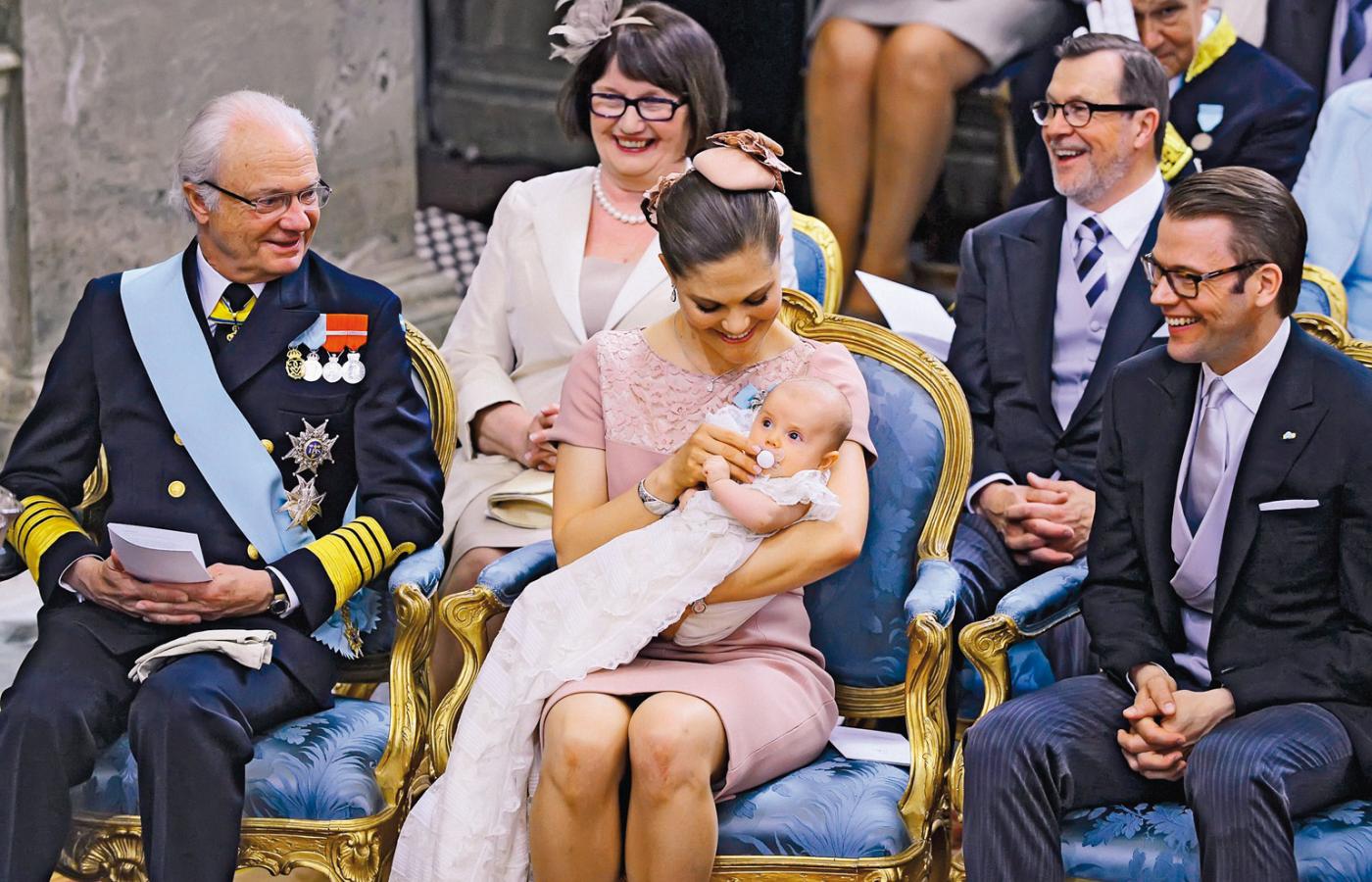 Szwedzka rodzina królewska, na pierwszym planie król Karol XVI Gustaw, księżniczka Wiktoria z córeczką Estellą i mężem Danielem.
