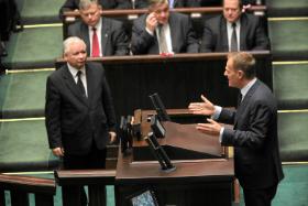 Ich boje tworzą współczesną historię polskiej polityki. Bo obydwaj wyrażają sobą dwa przeciwstawne światy wartości i różnych zasad.