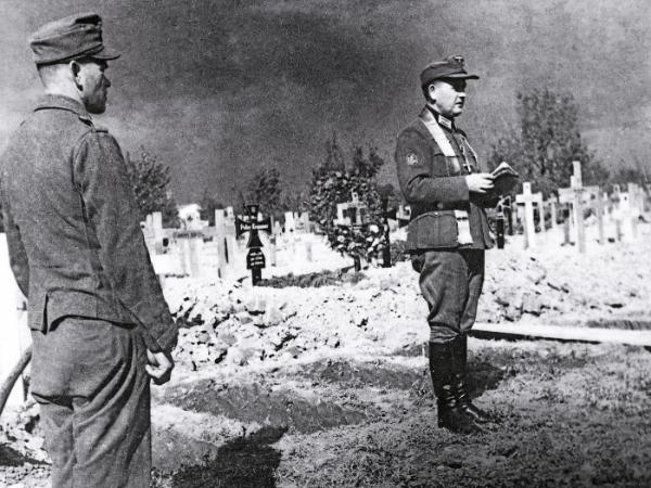 Kapelan Wehrmachtu podczas odprawiania mszy żałobnej na froncie, ok. 1944 r.