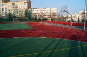 Boisko wielofunkcyjne liczy 44 na 23 metry. Obok znajdują się również ławki i kosze do streetballa wraz z nawierzchnią żwirową.