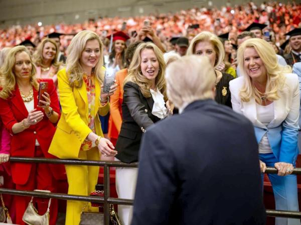 Prezydent USA Donald Trump podczas ceremonii wręczenia dyplomów Uniwersytetu Alabamy 1 maja 2025 r. w Coleman Coliseum w mieście Tuscaloosa