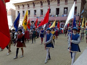 Najlepsze miejsca na trybunach i w oknach są od dawna zarezerwowane. Wszystkie fasady są przystrojone.
