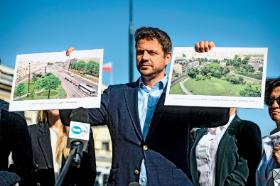 Kandydat PO na prezydenta Warszawy Rafał Trzaskowski demonstruje projekt zazieleniania miasta.