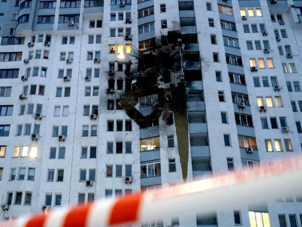 Blok mieszkalny w Kijowie po ataku rosyjskiego drona, 9 stycznia 2026 r.