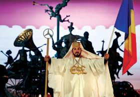 Wśród protestujących przed Teatrem Narodowym pojawiła się też postać przedrzeźniająca prawosławnego patriarchę.