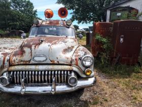 Kawiarnia Naleśnikarnia Tatiego (tego od „Wakacji pana Hulot”), stworzona z rekwizytów filmowych na Fårö. W tym pojeździe, jak głosi legenda, wieziono ciało Jamesa Deana po wypadku do szpitala.
