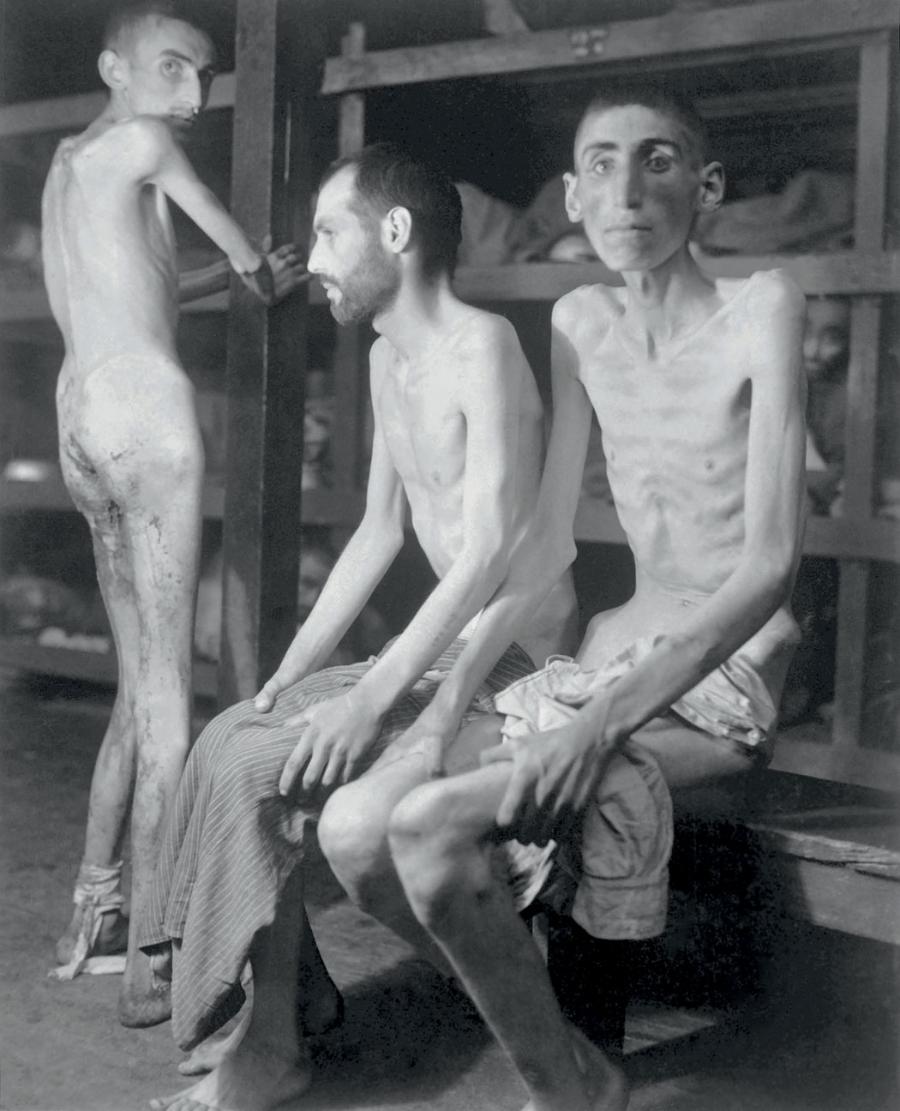 Więźniowie obozu koncen­tracyjnego w Buchenwaldzie.