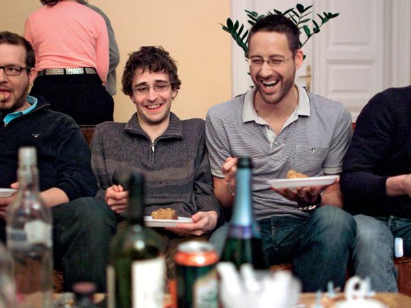 Aron Ferenczik (drugi z lewej) w roli artysty bez właściwości