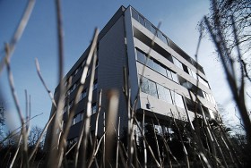 Sady to kilka niewielkich budynków pokrytych białą, klinkierową cegłą i zatopionych w zieleni. Do dziś mieszkańy osiedla mówią, że to blokowisko z ludzką twarzą.