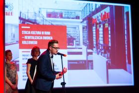 Dyplom odbierają twórcy realizacji nietypowej. Anna Sikora i Jan Sikora (Sikora Wnętrza) dokonali wyjątkowej rewitalizacji dworca kolejowego w Rumi. Na potrzeby kolejowe pozostawiono 20 proc. przestrzeni. Reszta – to prawdziwy dom kultury (czytelnia i biblioteka, pracownia malarska, stanowiska komputerowe, lokale dla organizacji samorządowych... – prawdziwa rewolucja!).