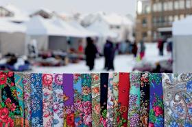 Targowisko na głównym placu Kirkenes oferuje wszystko to, czego Norweg od Rosjanina nie potrzebuje.