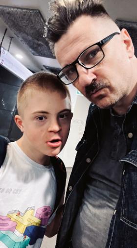 Kobas Laksa z synem Jonatanem.