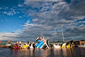 Statek pomalowany przez Ciarę Phillips przy nabrzeżu w Edynburgu.