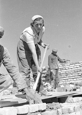 Pani murarz. Budowa domu w latach 50. nie była zwykłą budową. Nowa władza przekonywała, że z każdą cegłą i piętrem ludzie budują także socjalizm.