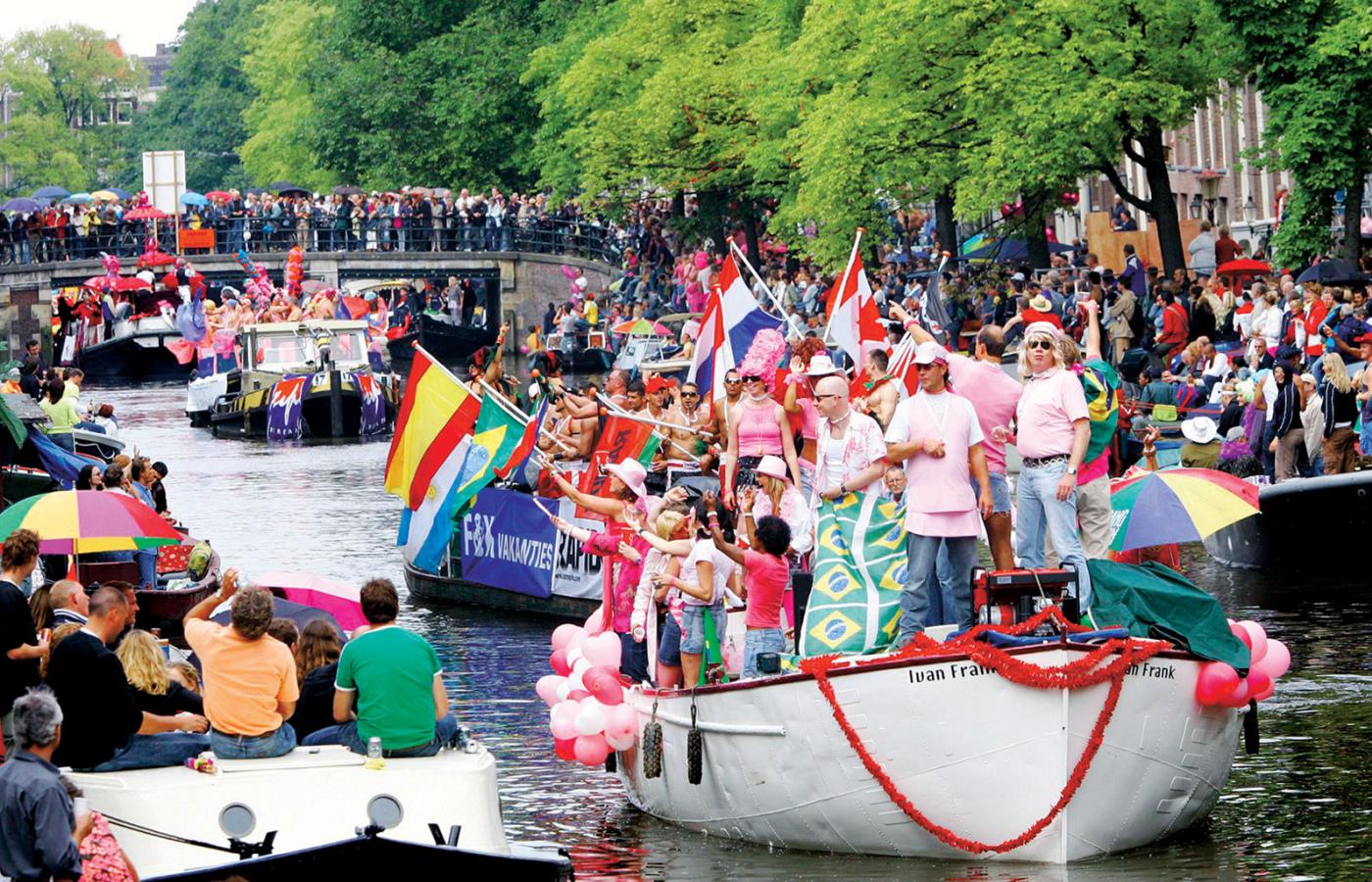 Międzynarodowa parada gejowska w Amsterdamie. Holandia, niegdyś wzór tolerancji, dziś wydaje coraz głośniejsze ksenofobiczne pomruki.