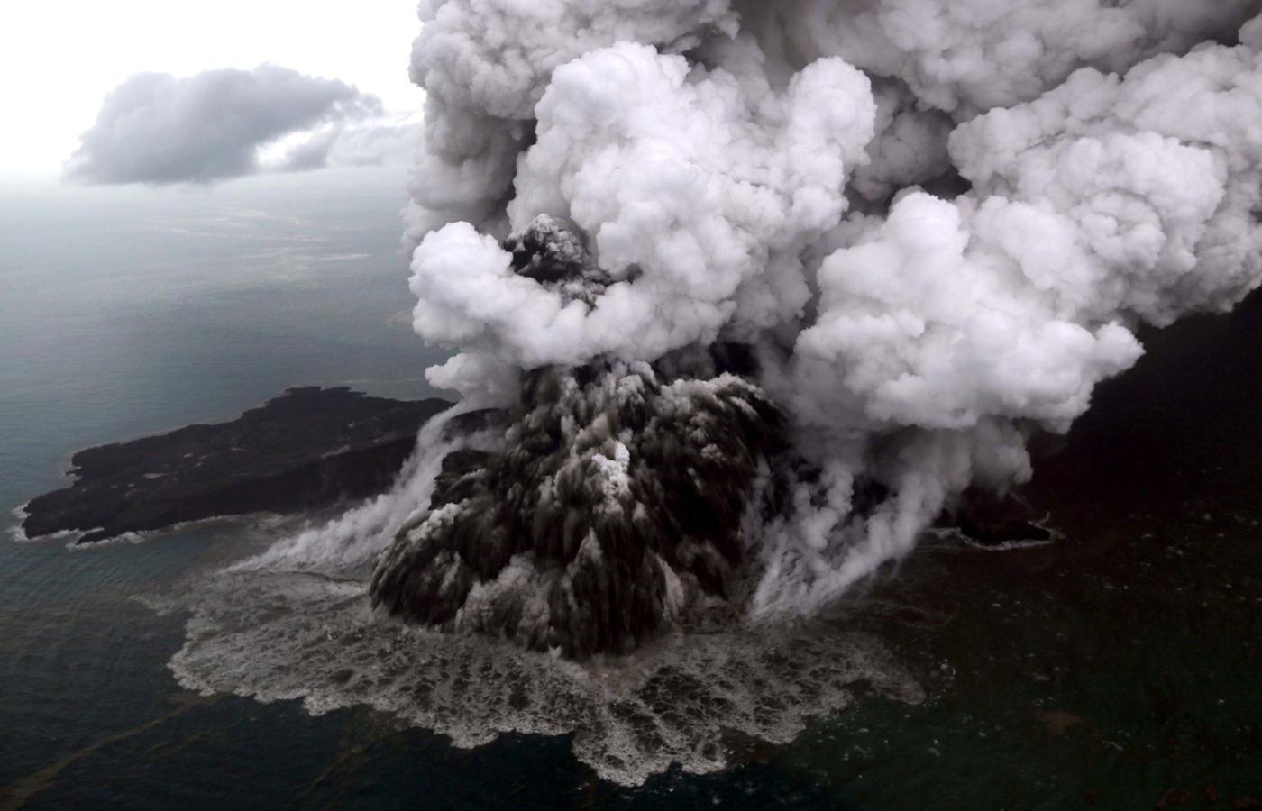 Tsunami to skutek wybuchu wulkanu Anak Krakatau.