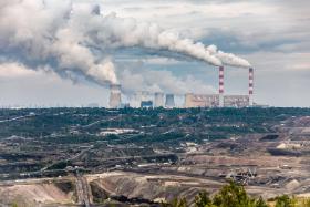 Bełchatów, największa kopalnia odkrywkowa węgla brunatnego w Polsce, w tle elektrociepłownia.