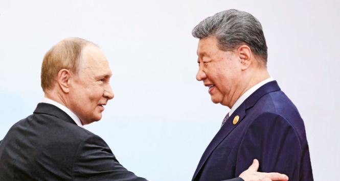 Szczyt serdeczności: Xi Jinping z Władimirem Putinem, 1 września