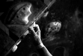 ważącego kilkadziesiąt kilogramów wspinacza.