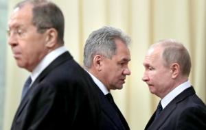 Od lewej: Siergiej Szojgu, Siergiej Ławrow, Władimir Putin. Zdjęcie z 2019 r.