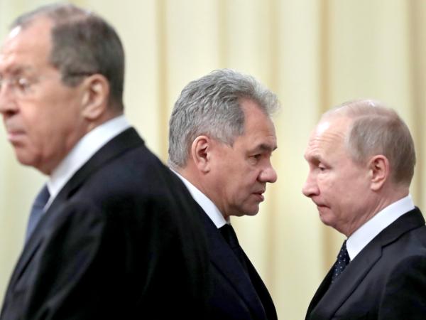 Od lewej: Siergiej Szojgu, Siergiej Ławrow, Władimir Putin