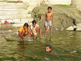 Niby beztroska kąpiel, ale codziennie niemal 2 tys. dzieci poniżej 5 roku życia umiera w Indiach na biegunkę, często wywołaną właśnie brudną wodą.