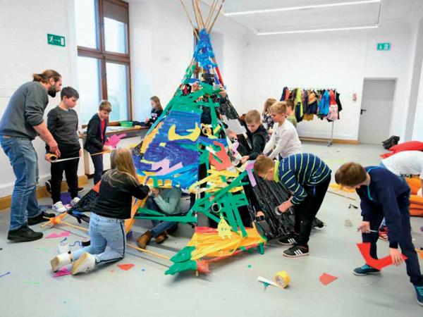 Wystawę „Dotknij sztuki” w CSW rozpoczęły warsztaty z dziećmi, z udziałem Mateusza Kuli.