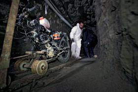 Przestronny tunel z pojazdem dla narkobossa.