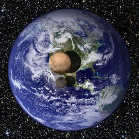 To zdjęcie Plutona i Charona nałożone na zdjęcie Ziemi. Ostatnie dane z Plutona wskazują, że ma on średnicę 2300 km (to 18,5 proc. średnicy naszej Planety). Charon ma średnicę 1208 km, co stanowi 9,5 proc. średnicy naszej planety. Do tej pory uważano, że średnica Plutona jest mniejsza o ok. 80 km.