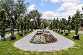 Przeciw zmianie zagospodarowania skweru protestowali dębiccy architekci i artyści plastycy.