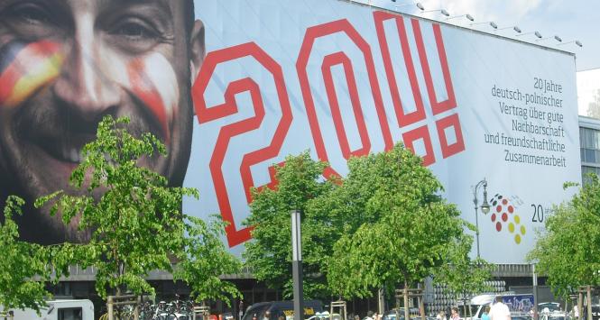 20 lat polityki dobrego sąsiedztwa niemiecko-polskiego i współpracy. Plakat zawieszony w Berlinie. Maj 2011 r.