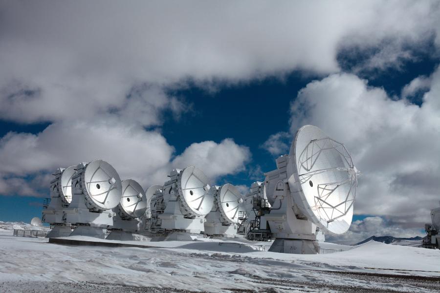 Obserwatorium Paranal. Jeden z czterech pomocniczych teleskopów o średnicy 1,8 m. W sumie w obserwatorium działa aż 10 teleskopów.