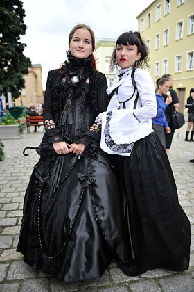 Przykład na to, jak bardzo mogą się różnić stroje w obrębie jednego stylu.