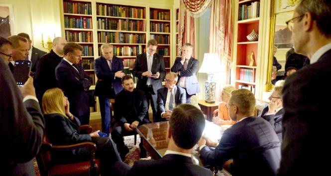 Prezydent Ukrainy Wołodymyr Zełenski w otoczeniu europejskich przywódców w Białym Domu, 18 sierpnia 2025 r.