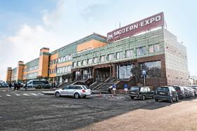 Polska fabryka Modern Expo, producent wyposażenia sklepów oraz paczkomatów.