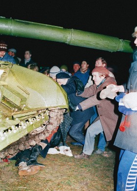Wilno, 13 stycznia 1991 r. Rosyjski czołg miażdży obrońców wieży telewizyjnej.