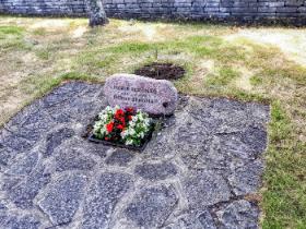 Na życzenie reżysera miejsce pochówku zostało wybrane przy murze w maksymalnie skromnej scenerii.