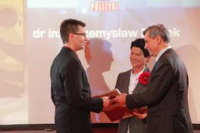 dr Przemysław Biecek podczas Gali przyjmuje gratulacje i czek z dyplomem