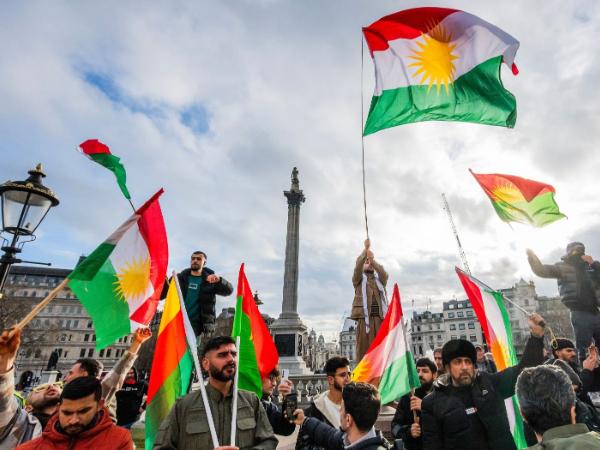 Kurdowie domagają się wolności dla Kurdystanu, w tym jego irańskiej części. Protest przeciwko Iranowi na Trafalgar Square w Londynie. 17 stycznia 2026 r.