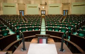 Poselska mównica w sali obrad Sejmu.