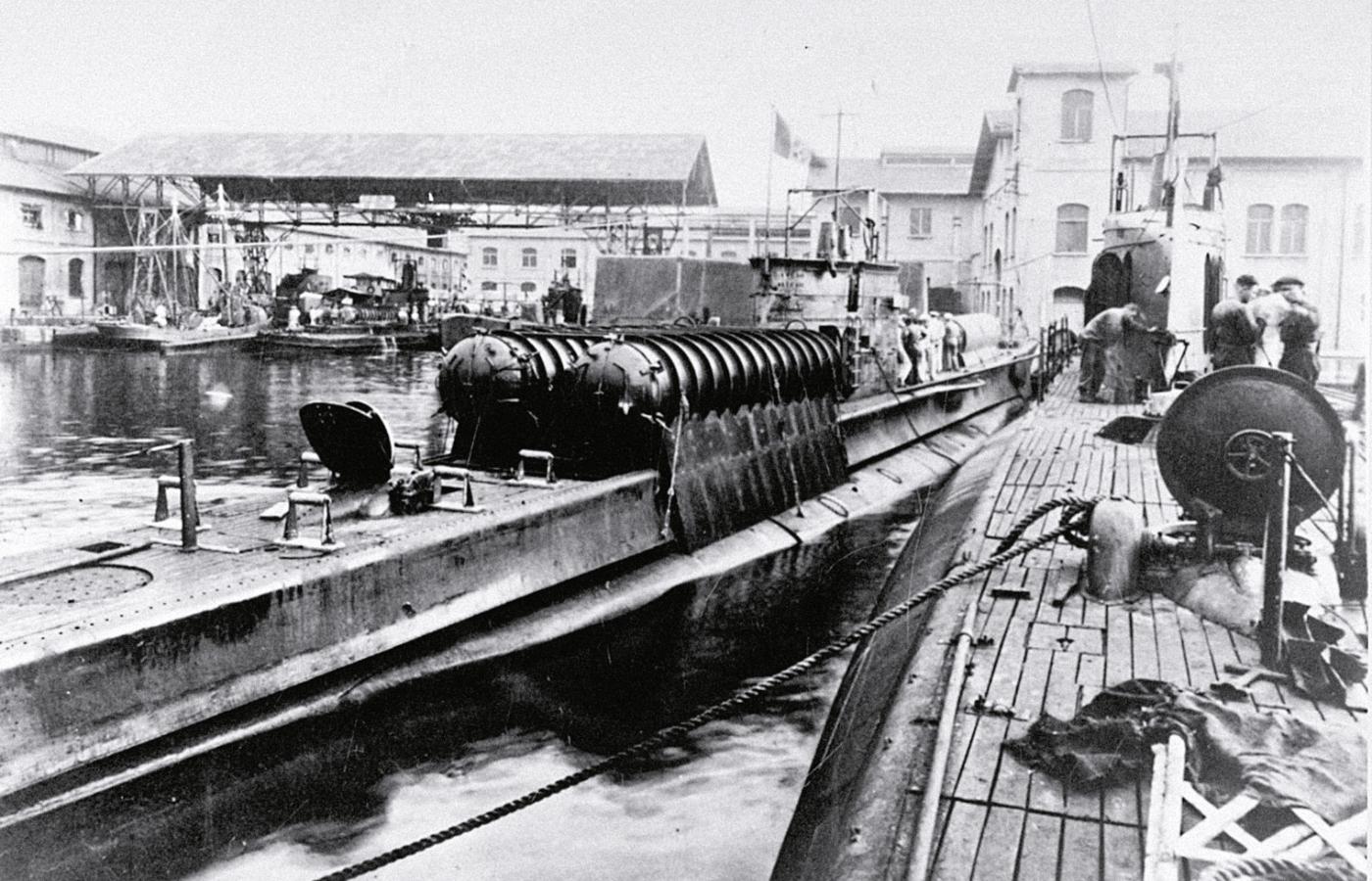 Okręt podwodny „Scire” z widocznymi hangarami na torpedy.