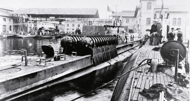 Okręt podwodny „Scire” z widocznymi hangarami na torpedy.