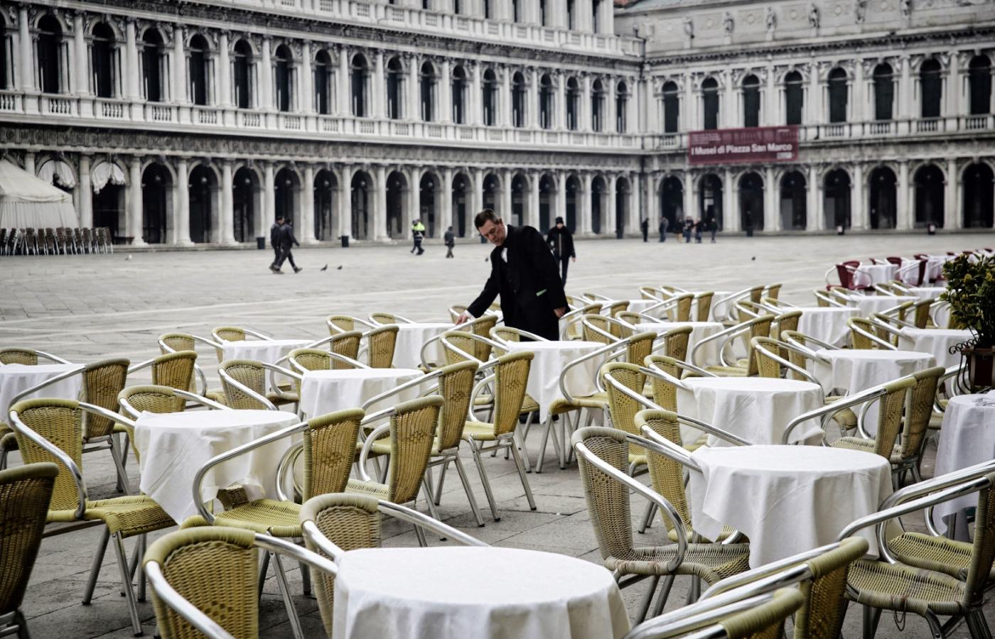 Przewidziane w lokalach i w miejscach publicznych cztery metry kwadratowe na osobę są nie do zastosowania w tawernach i pizzeriach w wąskich zaułkach Rzymu.