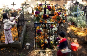 1 listopada obchodzony jest dzień wszystkich świętych, a następnego – dzień zmarłych.