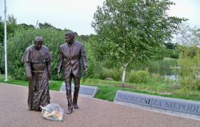 Wracamy do Polski. Na zdjęciu rzeźba podwójna: Jana Pawła II i Ronalda Reagana w Parku Reagana w Gdańsku (Przymorze).