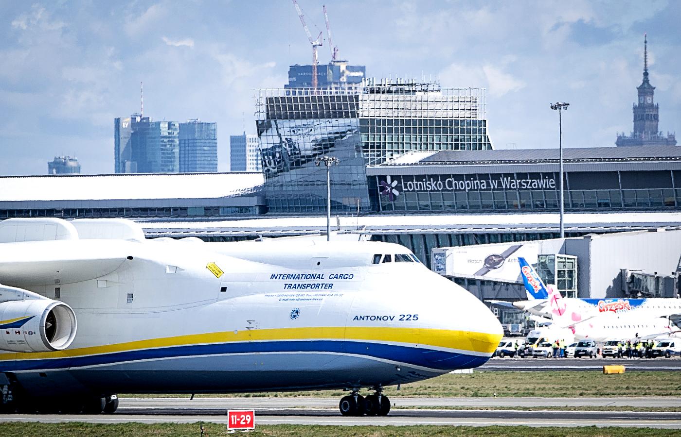 Największy samolot transportowy świata Antonov An-225 Mrija na Lotnisku Chopina