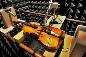 Badanie dźwięku wiolonczeli w akustycznej komorze bezodbiciowej