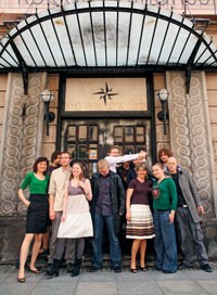 Zespół 'Krytyki Politycznej' przed Nowym Wspaniałym Światem, jak nazwał swoją siedzibę