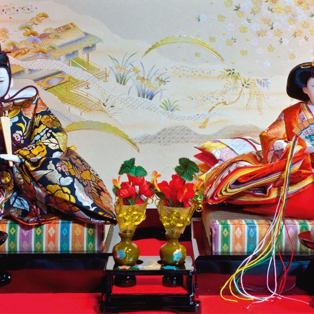 Japonia. Coroczna wystawa figurek z okazji święta hina-matsuri. To wersja podstawowa, najbogatsze kolekcje liczą nawet po 15 sztuk.