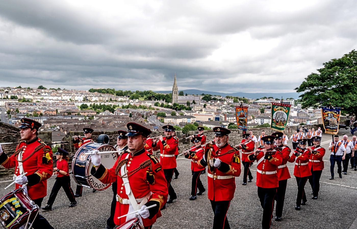 Derry/Londonderry, Irlandia Północna. Lojaliści paradują z okazji 12 lipca. Tego dnia w 1690 r. protestancki król William odniósł zwycięstwo nad katolickim królem Jamesem w bitwie pod Boyne.